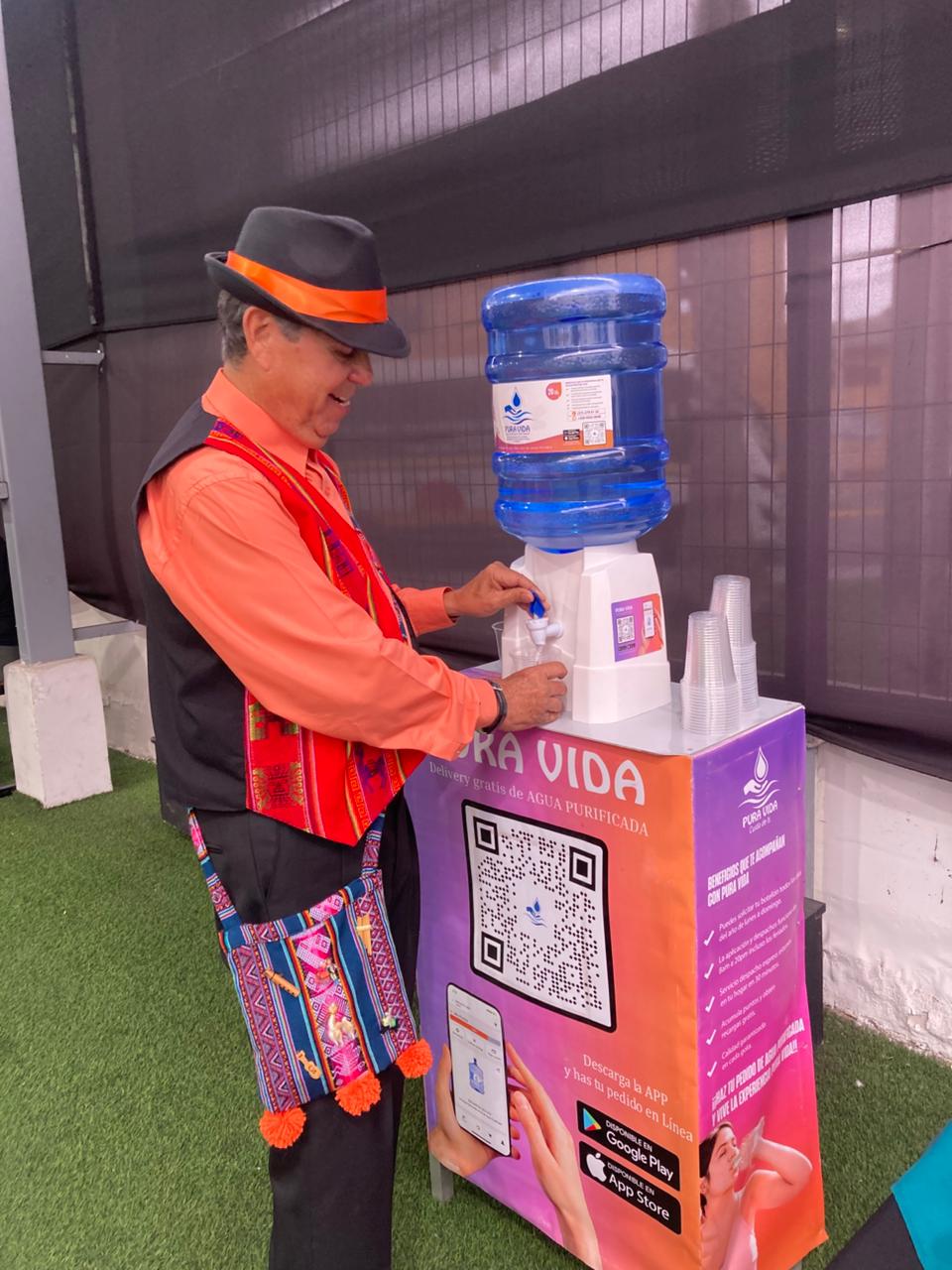 Comparsa folclórica usando dispensador Pura Vida en celebración local