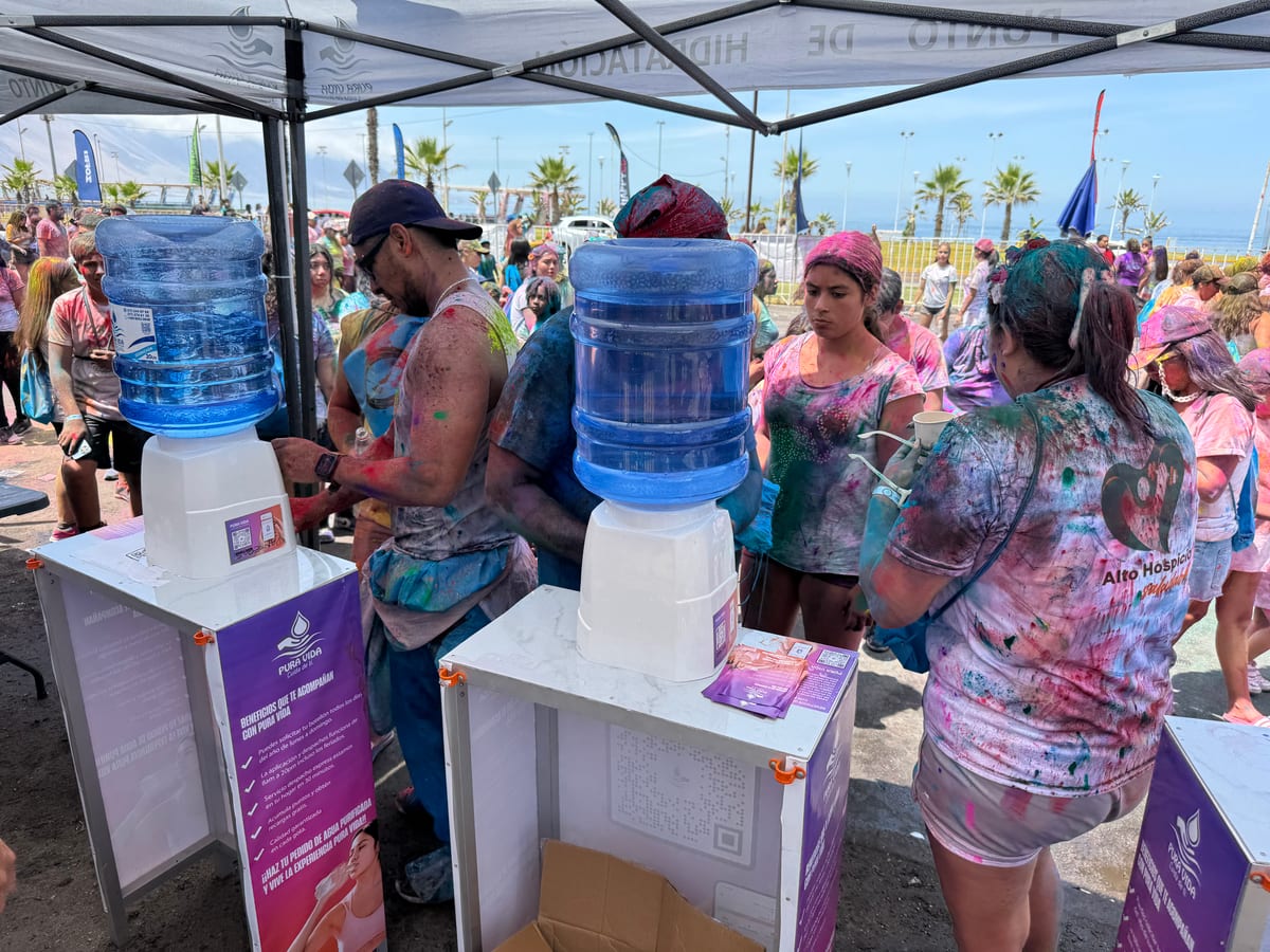 Stand de Pura Vida hidratando corredores en Holi Run, Iquique