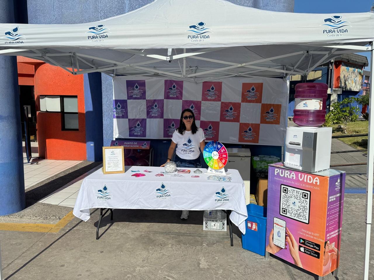 Stand de Pura Vida con punto de hidratación y activación de marca en Iquique