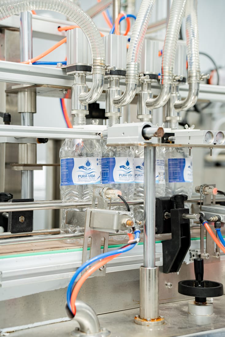 Línea de llenado de botellas de agua purificada Pura Vida en planta