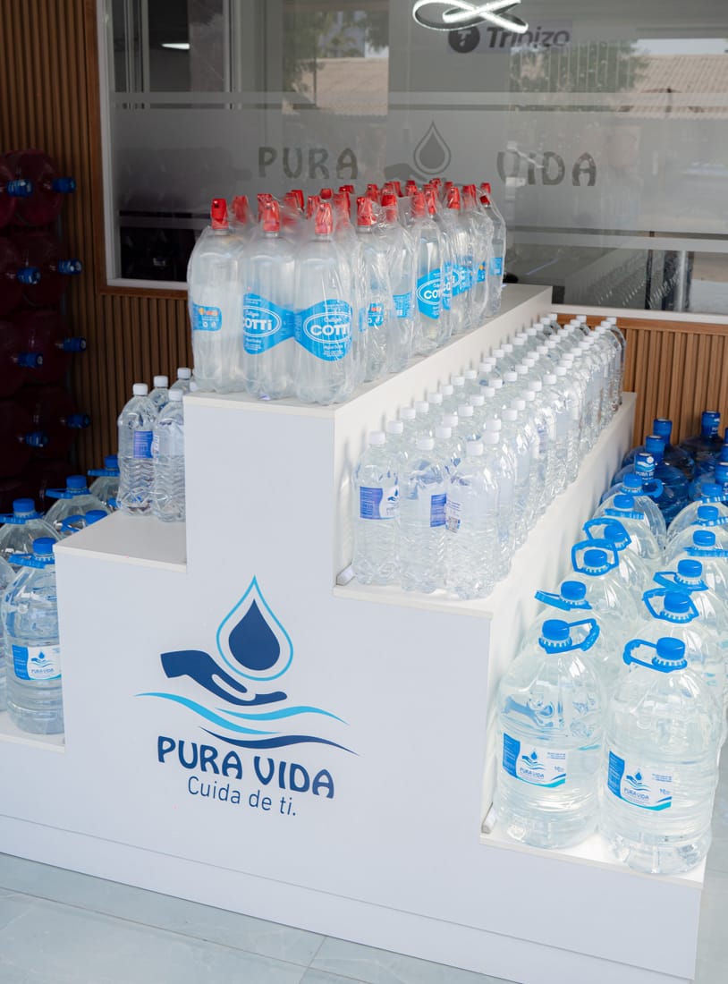 Exhibidor de botellas de agua Pura Vida en la sala de venta de Iquique