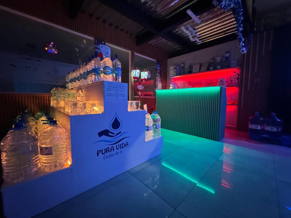 Interior de la sala de venta de Pura Vida con exhibidor de botellas