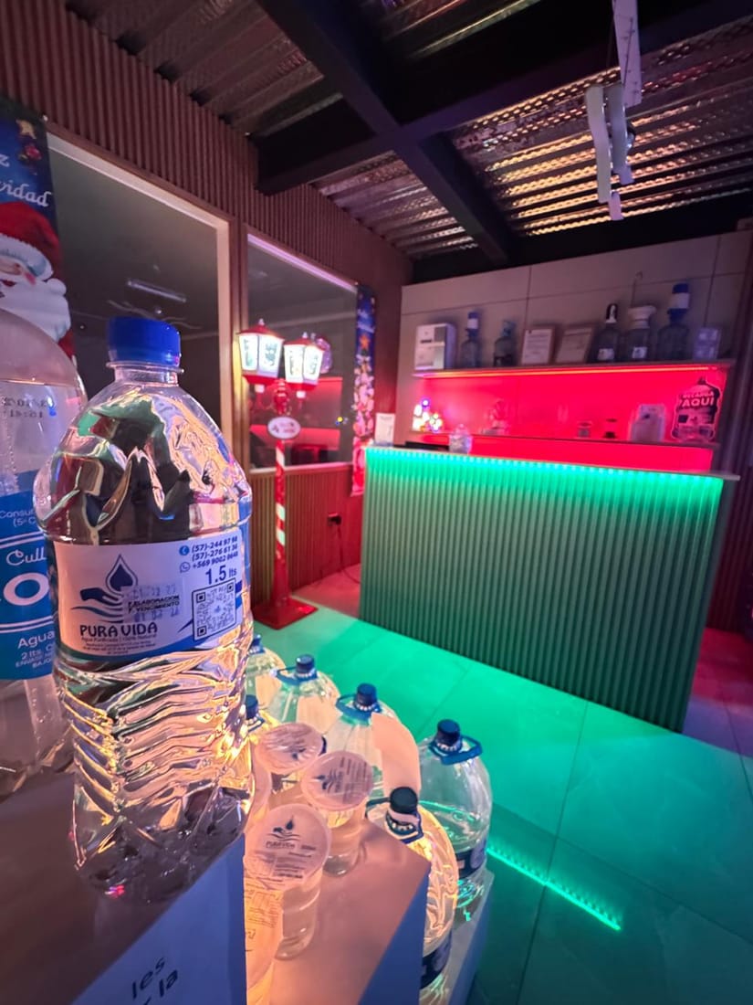Botellas de agua Pura Vida en exhibición dentro de la sala de venta