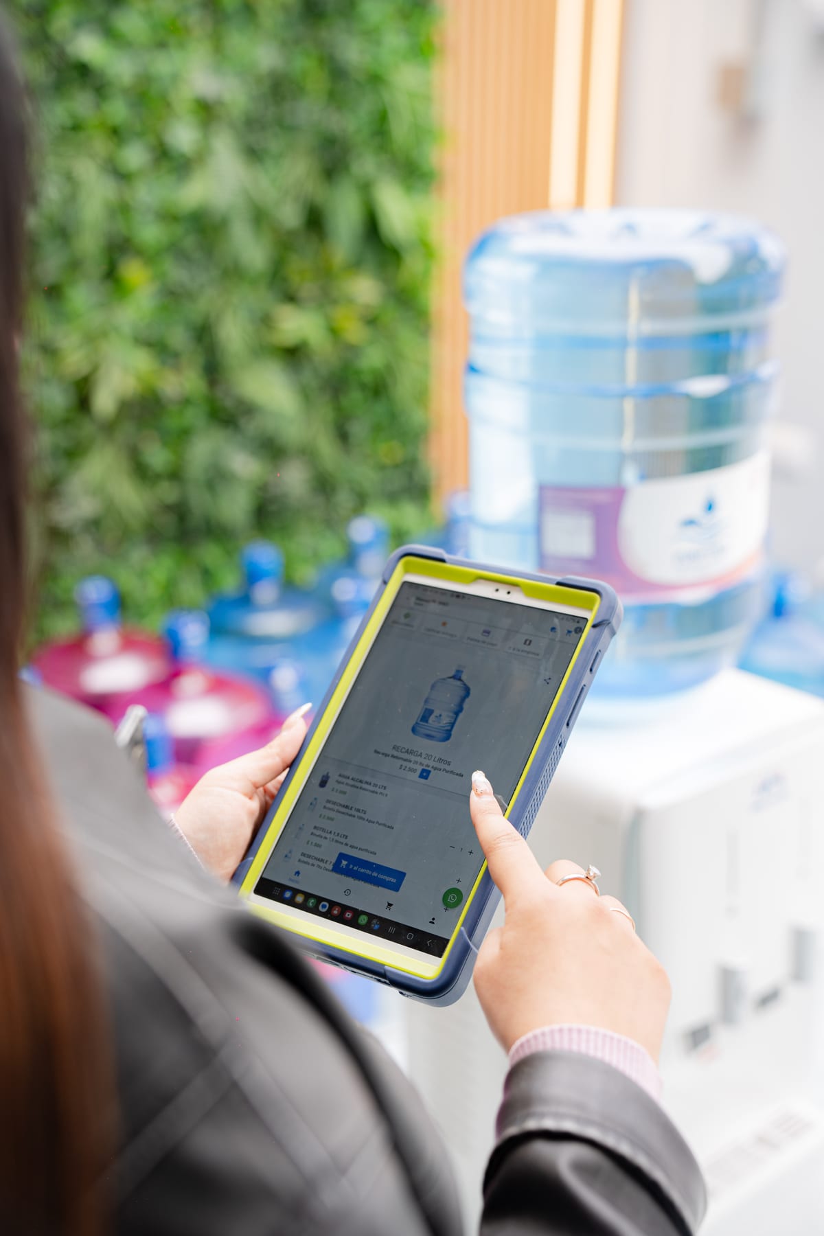 Clienta de Pura Vida haciendo un pedido de bidón de 20 litros desde la app